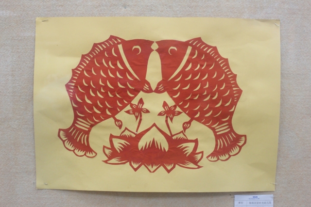 盛夏七月,硕果累累。伴随着绿叶的生长、花儿的绽放,海鸥幼儿园大班孩子们迎来了生命中第一个毕业季。2017年7月7日,他们以梦幻西游为内容,在海珠区博物馆举办了一场别开生面的毕业典礼,用充满童趣、创意的方式为幼儿园的三年时光画上了一个圆满的句号。 毕业典礼开幕式以传统而别开生面的开笔礼拉开了序幕,孩子们以梦幻西游为主题,穿越古今进行才艺展示,他们用精彩的节目和充满童趣的剪纸作品向大家展现了自己的快乐和自信。而活动当天也是韩艳剪纸艺术工作室联动单位与海鸥幼儿园大班孩子联合举办的剪纸作品展,展览通过热热