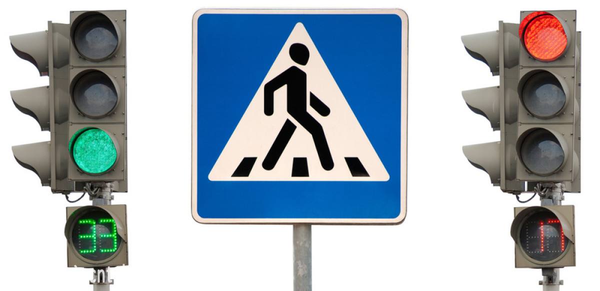 在车辆穿梭的大马路上,除了信号等这个交通标志外,还有很多交通标志.